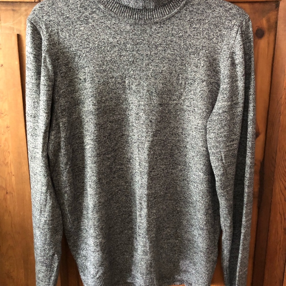Premise Woman’s Heather Gray Crewneck Sweater
